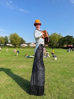 Stiltwalking Accordeon Player- Unique walkabout