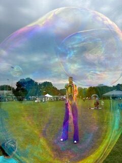 Bubble making Stiltwalker